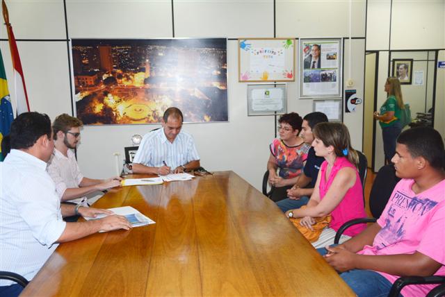 Prefeito entrega certificados do ‘Liderança e Motivação’ e assina parceria com Aiesec