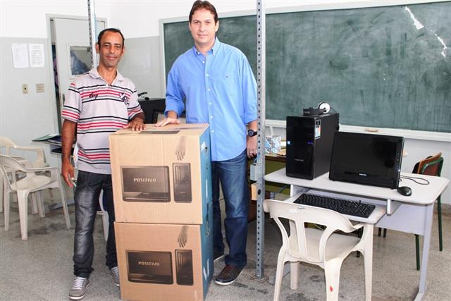Projeto Aquarela recebe doação de computadores da Gepron 