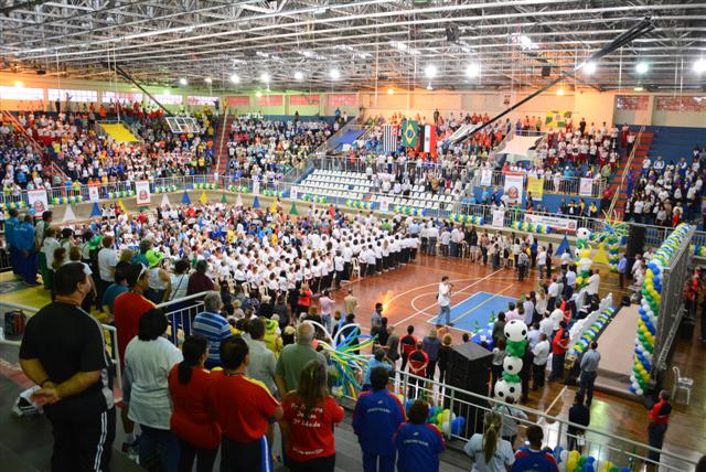 Festa de abertura dos Jogos Abertos do Idoso emociona 221 delegações e autoridades