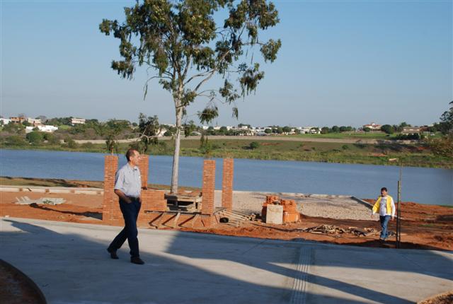 Prefeito confere obras de recuperação e modernização do Balneário da Amizade