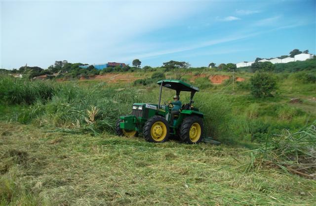 Prudenco inicia semana com recolhimento de galhos, limpeza no Recinto e em fundo de vale