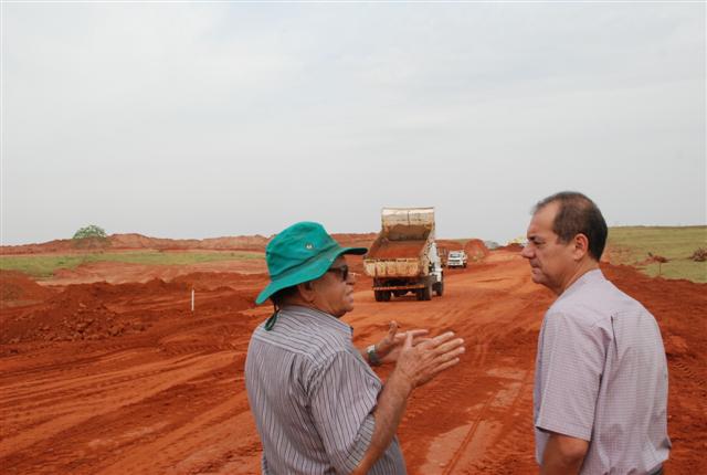 Prefeito confere obras de infraestrutura do novo Distrito da Rodovia Ângelo Rena