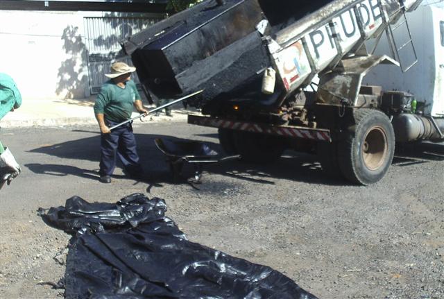 Operação Tapa-Buracos promove reparos em diversas vias públicas nesta terça-feira