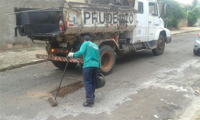 Operação Tapa-Buracos continua nas ruas do Cedral, Jequitibás e Parque dos Girassóis