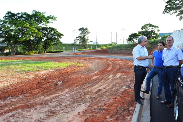 Prefeito confere montagem da estrutura para desfile de Carnaval no Recinto de Exposições 