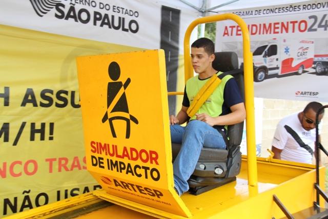 Simulador de impacto prova importância do uso do cinto de segurança mesmo no banco de trás