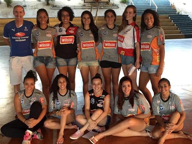 Eduardo Branco minista palestra equipe de vôlei feminino da  Wilson/Tênis Clube/Semepp