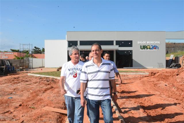 Prefeito visita construção da UPA do Ana Jacinta; unidade será inaugurada em até 60 dias