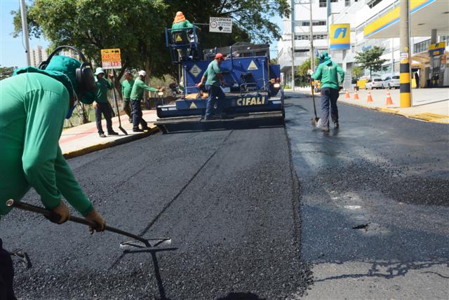 Avenida 11 de Maio no Parque do Povo recebe recapeamento asfáltico da Prudenco