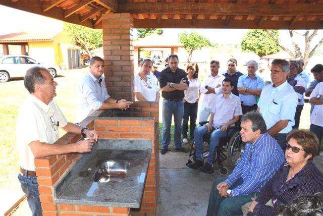 Em reunião no Balneário da Amizade, prefeito acerta detalhes para inauguração nesta sexta