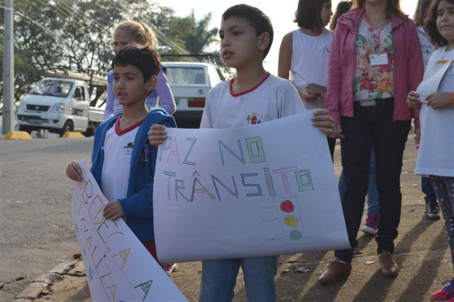 Alunos da Seduc realizam blitz educativa ‘Maio Amarelo’ com a Semav e Polícia Militar