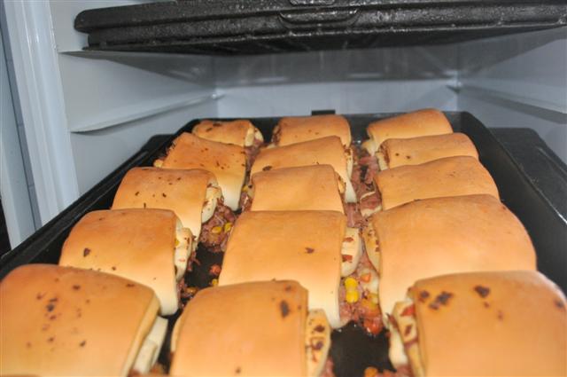 Alimentação escolar realiza aproveitamento no corte de mortadela para receita de pão 