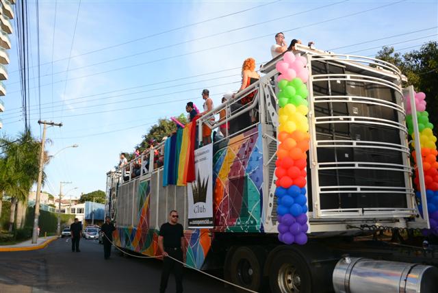 Com o tema “Tudo pela Igualdade”, Parada do Orgulho Gay leva 3 mil ao Parque do Povo