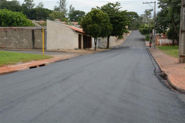 Frentes de recapeamento asfáltico atuam no Jardim Planalto e Parque Watal Ishibashi 