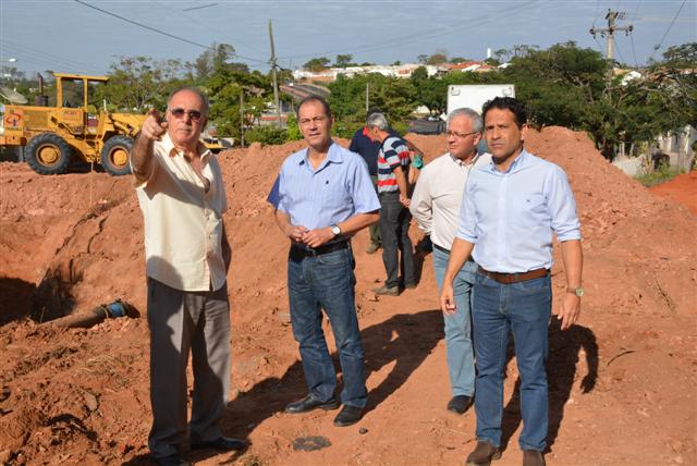 Prefeito verifica início da abertura da nova via nas proximidades da Alvino Gomes Teixeira