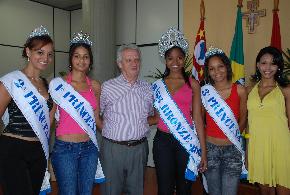Prefeito recebe vencedoras do Concurso Miss Bronze