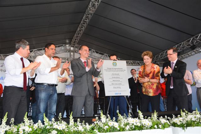 Prefeito e presidente da República entregam chaves das moradias do João Domingos Netto