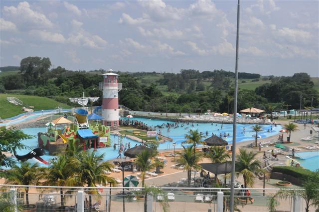Em tarde ensolarada, alunos do Cidadescola participam de passeio ao Parque Aquático