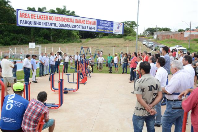 Com presença maciça da população, prefeito inaugura área de lazer no Residencial Daiane