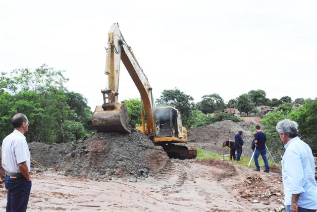 Prefeito acompanha construção de passagem que ligará José Rotta ao Jardim Santa Mônica