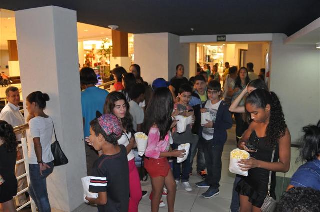 Alunos vão ao cinema acompanhadas por profissionais do Centro de Avaliação da Seduc