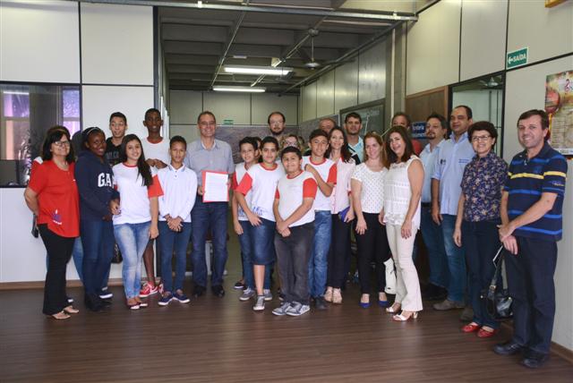 Alunos da Marrey apresentam ao prefeito resultado das ações na revisão do Plano Diretor