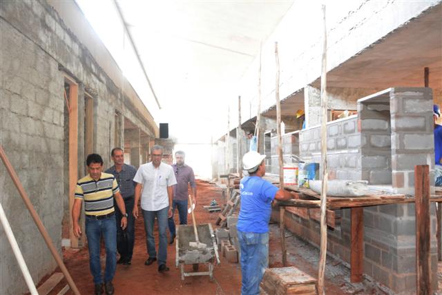 Prefeito acompanha andamento da construção da escola de ensino infantil do 3º Milênio