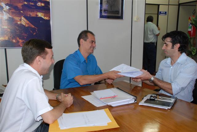 Seplan entrega projeto final para início das obras do Assaí Atacadista em Prudente