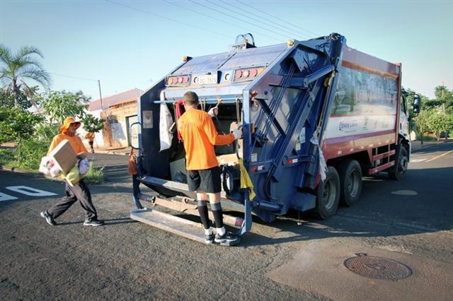 Coleta de lixo será normal na segunda e quarta-feira; suspenderá apenas na terça 