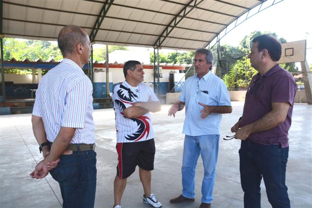 Prefeito vistoria reforma do Ceab; serviço deve ser finalizado em 30 dias