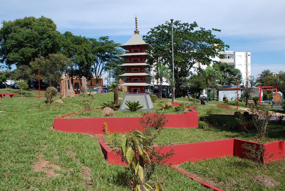 Praça das Cerejeiras recebe novos símbolos orientais