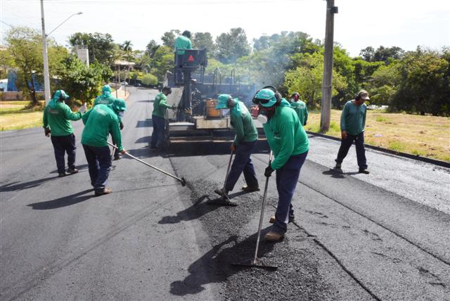 Maquinários retomam recapeamento para finalizar ruas do Parque dos Girassóis 