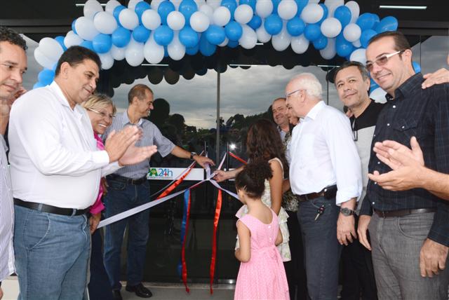 Prefeito inaugura UPA do Ana Jacinta que presta homenagem póstuma ao vereador Café