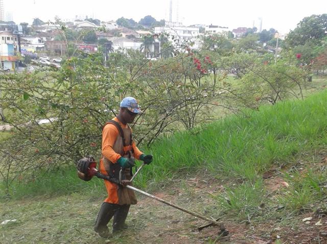 Prudenco realiza roçagem em área verde do Parque do Povo e outros setores públicos