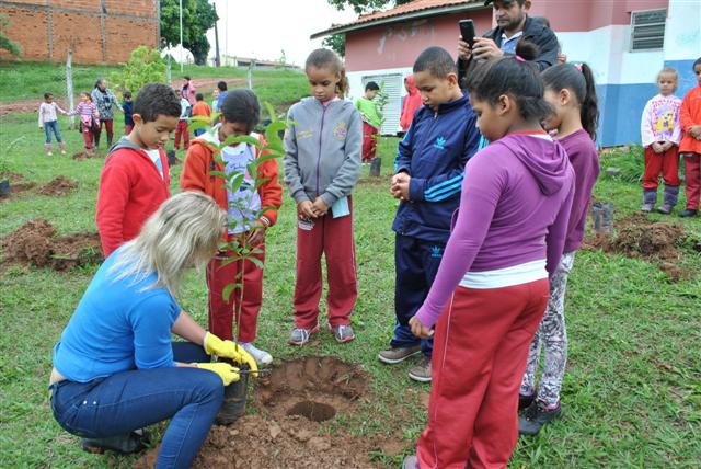 Alunos realizam plantio de árvores na programação da Semana do Meio Ambiente e Reciclagem