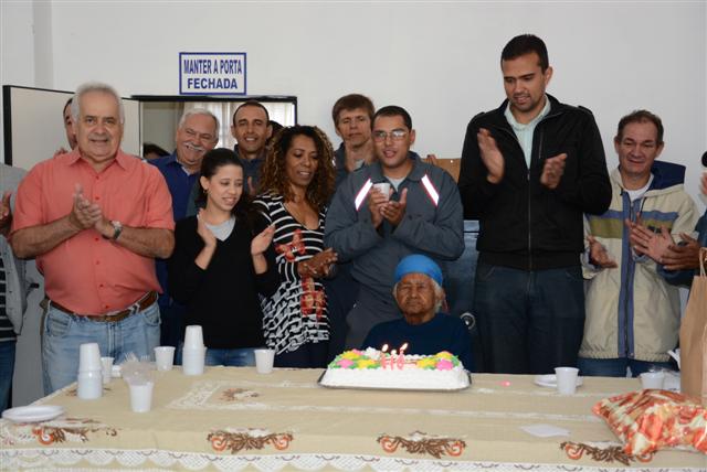 Funcionários da Semav realizam festa para comemorar os 118 anos da prudentina Deolinda