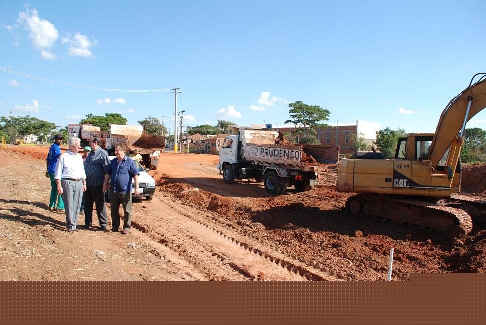Prefeito acompanha obras da  rua Alvino Gomes Teixeira 
