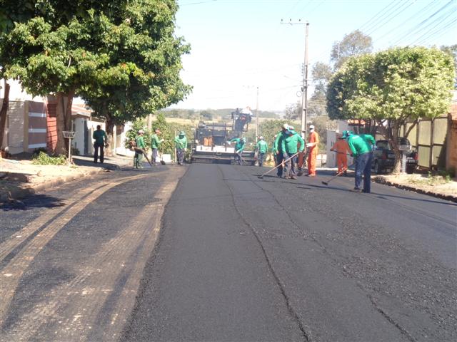 Obras de recapeamento asfáltico seguem no Anita Tiezzi e no Humberto Salvador