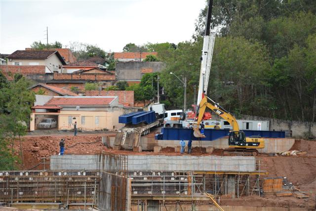 Ponte que interligará avenidas Manoel Goulart a Ana Jacinta recebe vigas