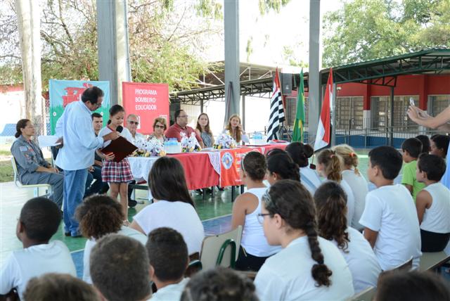 Em solenidade, programa  ‘Bombeiro na Escola’ forma novas turmas na Pedro Furquim