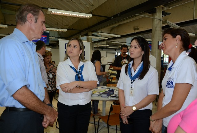Procon e Ipem promovem orientações sobre o Dia do Consumidor, no Poupatempo