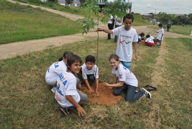Alunos do Cidadescola participam de plantio na Semana da Água