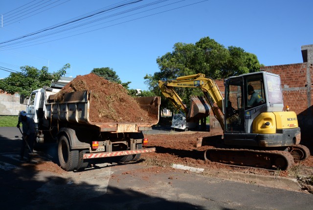 Prefeitura retoma limpeza de mato alto em terrenos abandonados por particulares 
