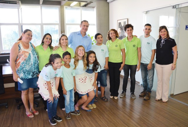 Prefeito é homenageado por alunos e coordenadores do Cadeca 