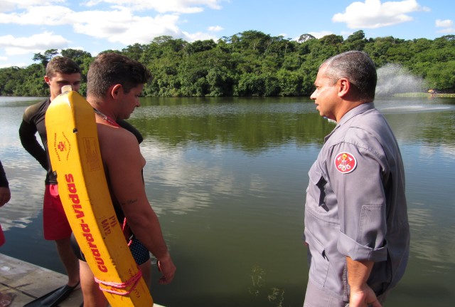 Bombeiros oferecem treinamento no lago para guarda-vidas da Cidade da Criança