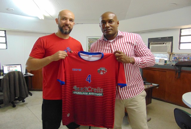 Novo uniforme da equipe de Vôlei da Semepp é apresentado ao secretário de Esporte 