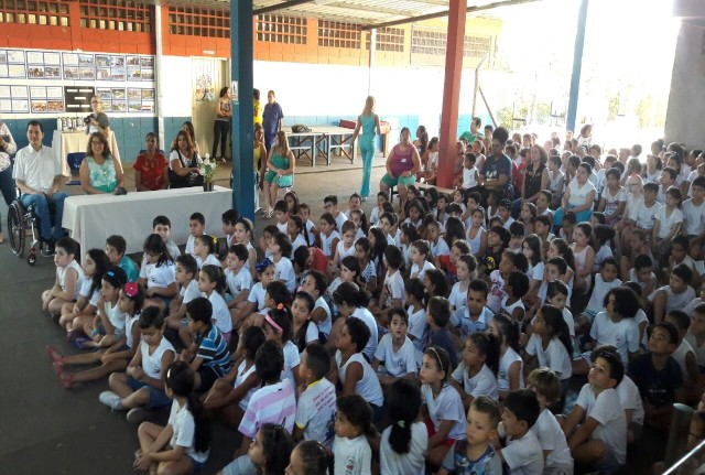 Alunos da EM José Carlos João simulam telejornal com notícias da cidade