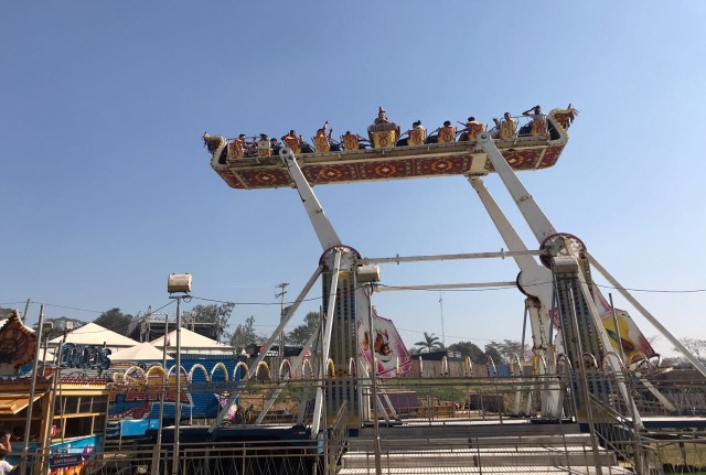 Crianças e adolescentes de projetos visitam brinquedos da Exposição do Centenário 