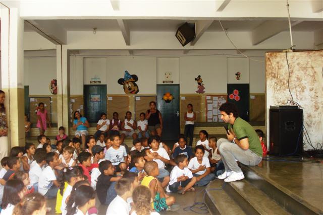 Escola Emílio Becker comemora aniversário com momento de louvor e exposição
