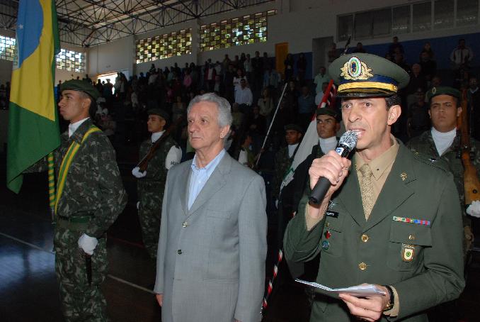 Presidente da Junta do Serviço Militar  entrega certificado de dispensa militar